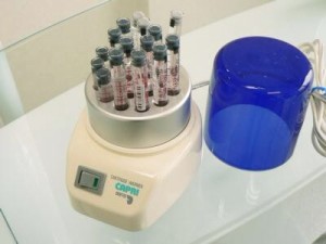 麻酔液が入ったカートリッジを温めます。